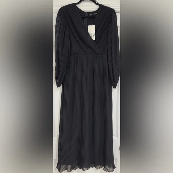 PLEATED BLACK MIDI DRESS - Picture 2 of 3